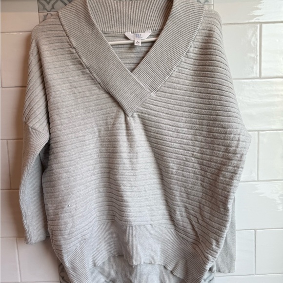 Time and Tru Light Gray V-Neck Sweater - Picture 1 of 3